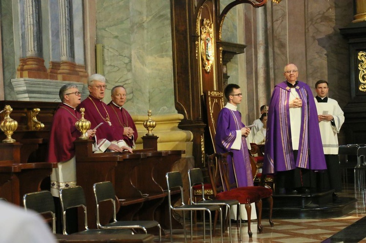 Rozpoczęły się uroczystości pogrzebowe abp Bolesława Pylaka