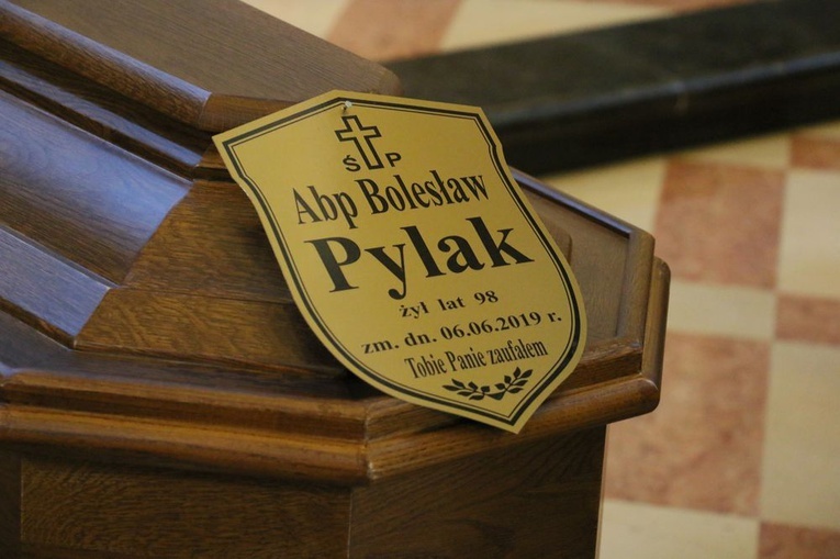 Rozpoczęły się uroczystości pogrzebowe abp Bolesława Pylaka