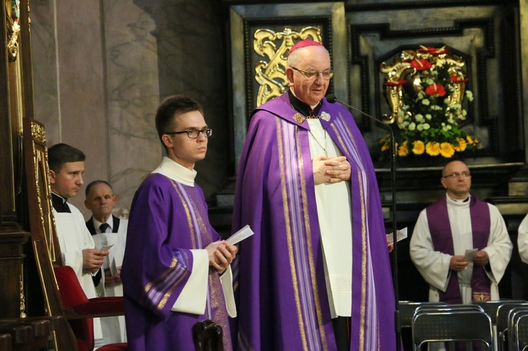 Rozpoczęły się uroczystości pogrzebowe abp Bolesława Pylaka