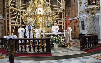 ▲	Na koniec pątnicy uczestniczyli w Mszy św. w bardzkiej bazylice, której przewodniczył ks. Jerzy Kos, a homilię wygłosił o. Mirosław Grakowicz. 