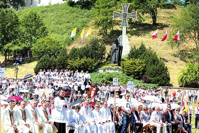 Msza św. sprawowana była na błoniach sandomierskich. 