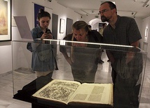 ▲	W zbiorach muzealnych znajduje się wolumin zawierający około 60 odbitek drzeworytniczych A. Dürera.