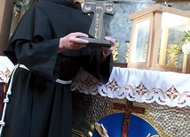 ►	Misjonarz z relikwiami błogosławionych Michała i Zbigniewa.
