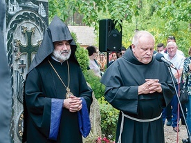 ▲	Biskup Markos Hovhannisyan z Kijowa i o. Janusz Jędryszek, gospodarz miejsca.