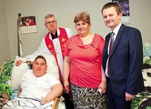Tuż po uroczystości w domu. Maksymilian z bp. Andrzejem Siemieniewskim, mamą i świadkiem.