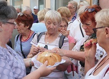 Uczestnicy zostali przywitani chlebem i solą.  