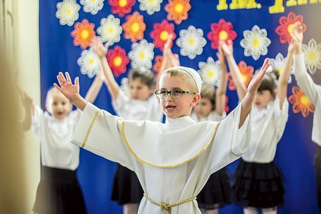 Najmłodsi zaprezentowali występ artystyczny.