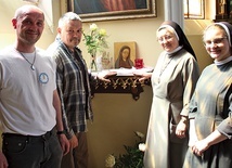 Pątnicy Grzegorz i Robert w gościnnym domu zielonogórskich sióstr elżbietanek.