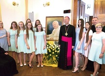 Przy portrecie Jana Pawła II zespół „Signum”, który zaśpiewał podczas sesji, bp Piotr Turzyński i ks. Dariusz Kowalczyk.