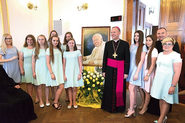Przy portrecie Jana Pawła II zespół „Signum”, który zaśpiewał podczas sesji, bp Piotr Turzyński i ks. Dariusz Kowalczyk.