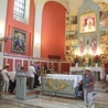 ▲	Pielgrzymi na modlitwie przed ołtarzem z wizerunkiem Madonny z Dzieciątkiem w Smardzewie.