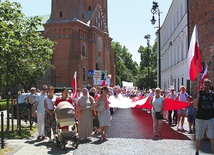 ▲	Płocki Marsz dla Życia i Rodziny ruszył papieskim szlakiem z katedry do placu Celebry Papieskiej.