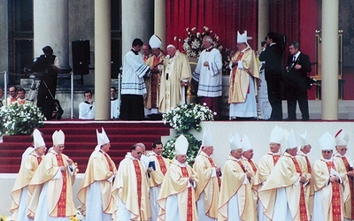 Papież Polak w dniu beatyfikacji  108 męczenników na pl. Piłsudskiego w Warszawie.