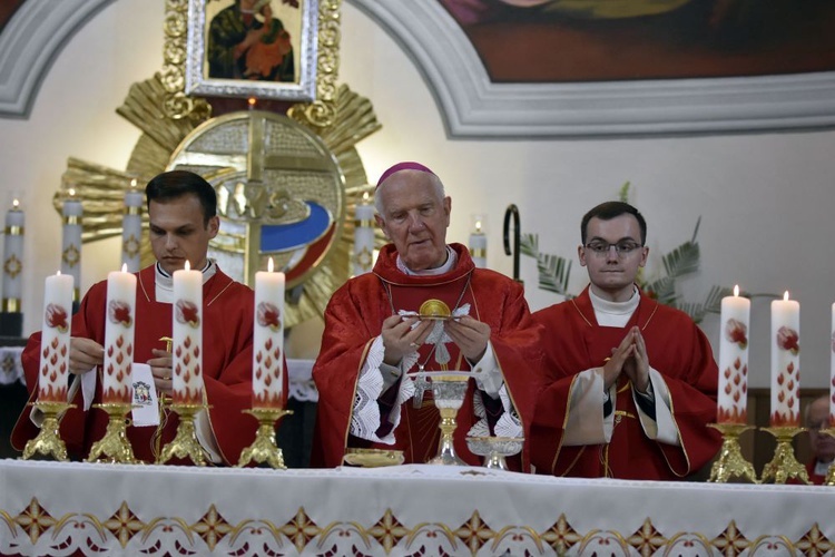 Podziękowanie za posługę proboszcza ks. Zbigniewowi Wolaninowi