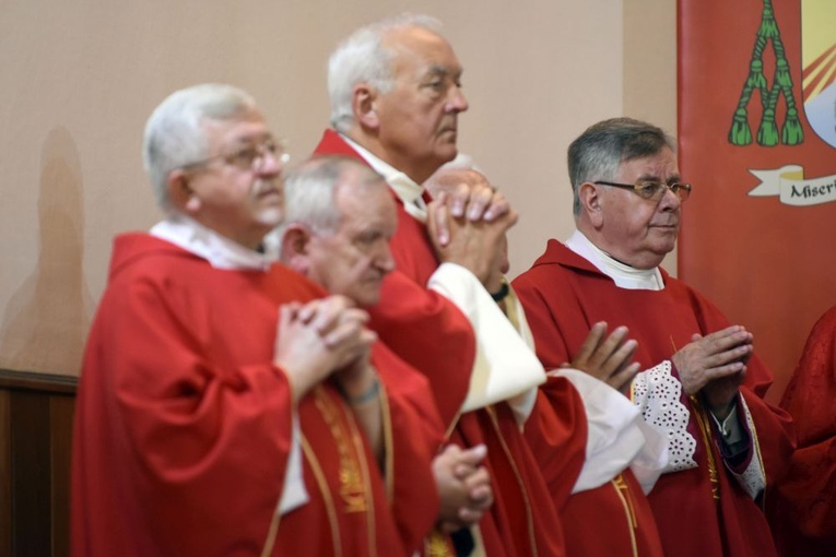Podziękowanie za posługę proboszcza ks. Zbigniewowi Wolaninowi