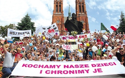▲	Rybnickie spotkanie zakończyło się pod pomnikiem Jana Pawła II.