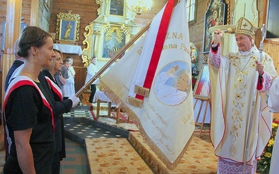 ▲	Biskup Andrzej Jeż błogosławi sztandar placówki.