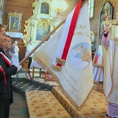 ▲	Biskup Andrzej Jeż błogosławi sztandar placówki.