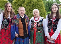 ▲	Z bliskimi po uroczystości w Ochotnicy Górnej.