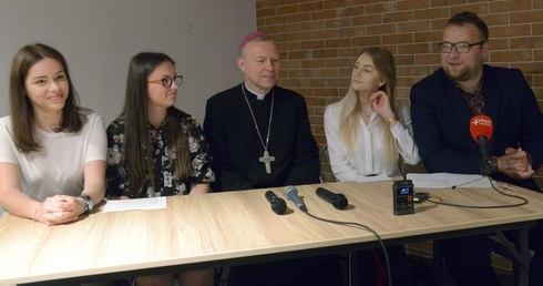 Konferencja prasowa z zaproszeniem na festival odbyła się w kawiarni Centrum Młodzieży "Arka" w Radomiu.