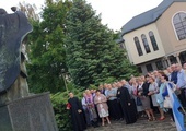 Słuchacze szkoły i wykładowcy spotkali się pod pomnikiem św. Jana Pawła II.