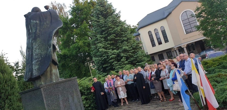 Słuchacze szkoły i wykładowcy spotkali się pod pomnikiem św. Jana Pawła II.