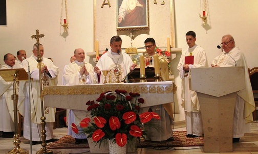 Bp Roman Pindel przewodniczył uroczystości poświęcenia kościoła w Słotwinie.