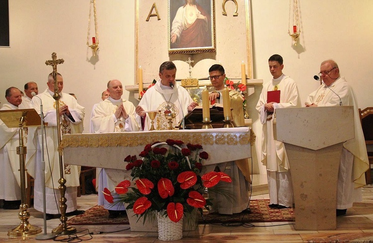 Bp Roman Pindel przewodniczył uroczystości poświęcenia kościoła w Słotwinie.