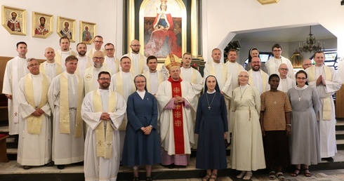 Uczestnicy warsztatów z bp. Henrykiem Tomasikiem.