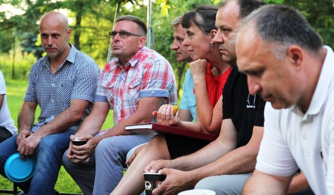 Otwarte spotkanie belskiego "Sycharu" w parafialnym ogrodzie.