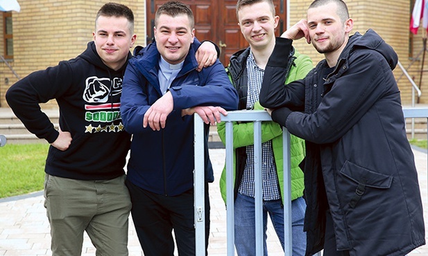 Raperska ekipa ze swoim wikarym
