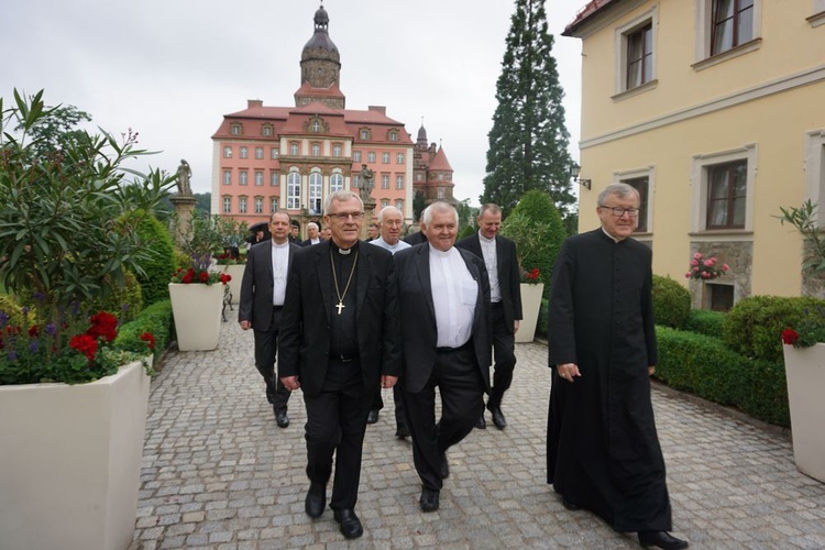 Biskupi w zamku Książ