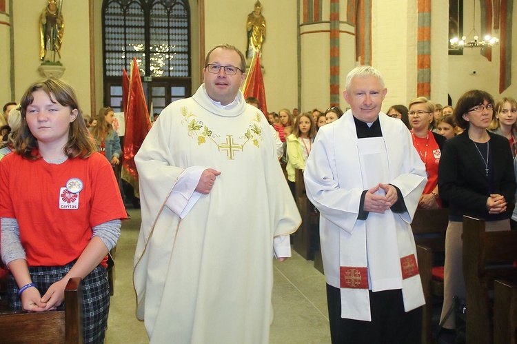 Pielgrzymka Szkolnych Kół Caritas, cz. 1 - Eucharystia