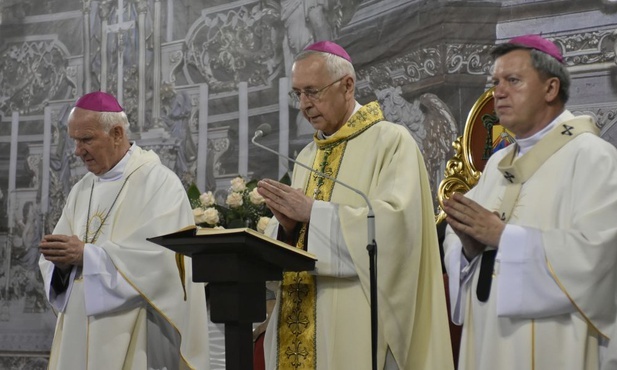 Obok abp. Gądeckiego zasiedli: abp Józef Kupny i bp Ignacy Dec.