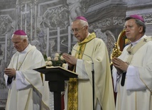 Obok abp. Gądeckiego zasiedli: abp Józef Kupny i bp Ignacy Dec.