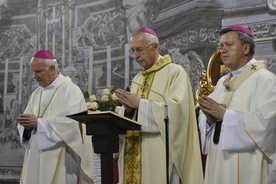 Obok abp. Gądeckiego zasiedli: abp Józef Kupny i bp Ignacy Dec.