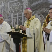 Obok abp. Gądeckiego zasiedli: abp Józef Kupny i bp Ignacy Dec.