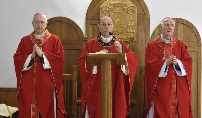 Prymas Polski w asyście abp. Gądeckiego i bp. Ignacego Deca.