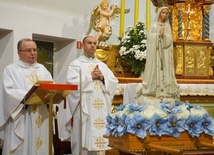 Ks. Drąg oraz ks. Moszumański odprawili Mszę św. oraz nabożeństwo fatimskie.