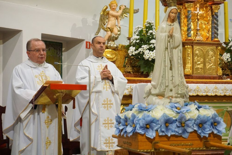 Ks. Drąg oraz ks. Moszumański odprawili Mszę św. oraz nabożeństwo fatimskie.