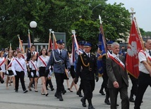 Stalowa Wola. Przemarsz ulicami miasta. 80. rocznica poświęcenia miasta.