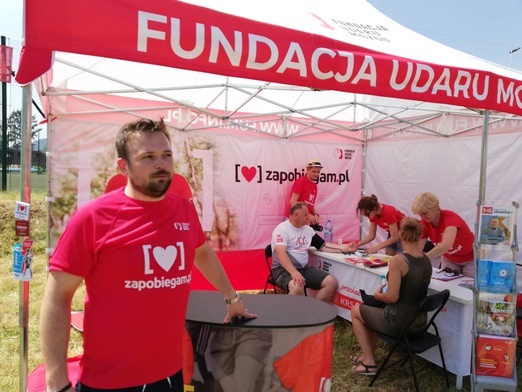 Fundacja Udaru Mózgu dba nie tylko o stan zdrowia biegaczy. Każdy może podejść do specjalnego punktu na medyczną konsultację.