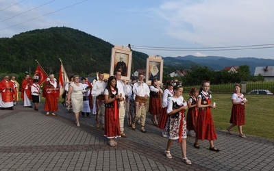 Procesja z obrazami do kościoła.