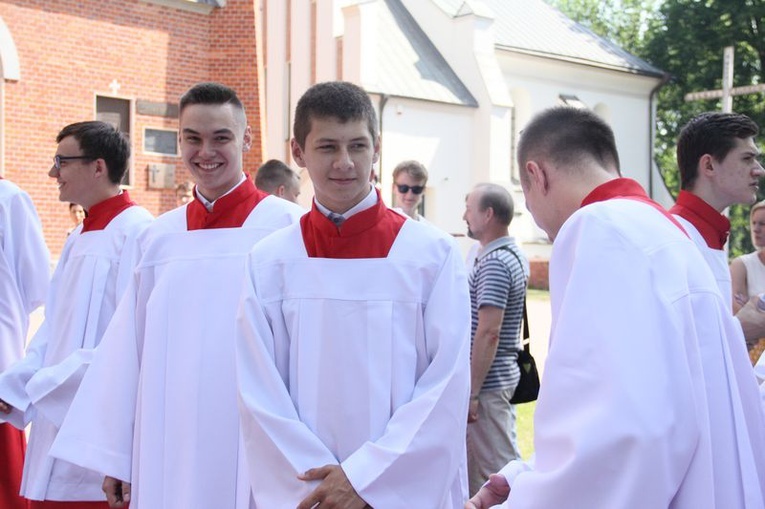 Pielgrzymka lektorów i ministrantów do Wąwolnicy