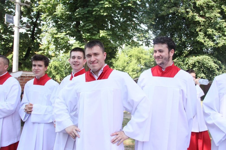 Pielgrzymka lektorów i ministrantów do Wąwolnicy