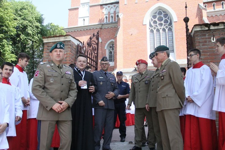 Pielgrzymka lektorów i ministrantów do Wąwolnicy