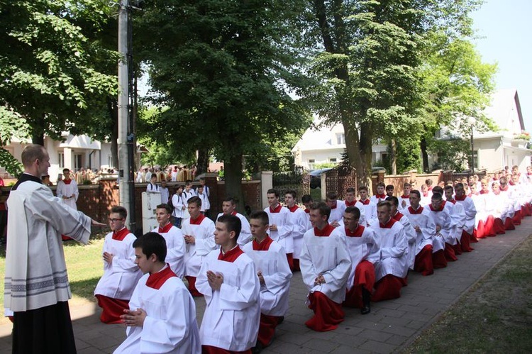 Pielgrzymka lektorów i ministrantów do Wąwolnicy