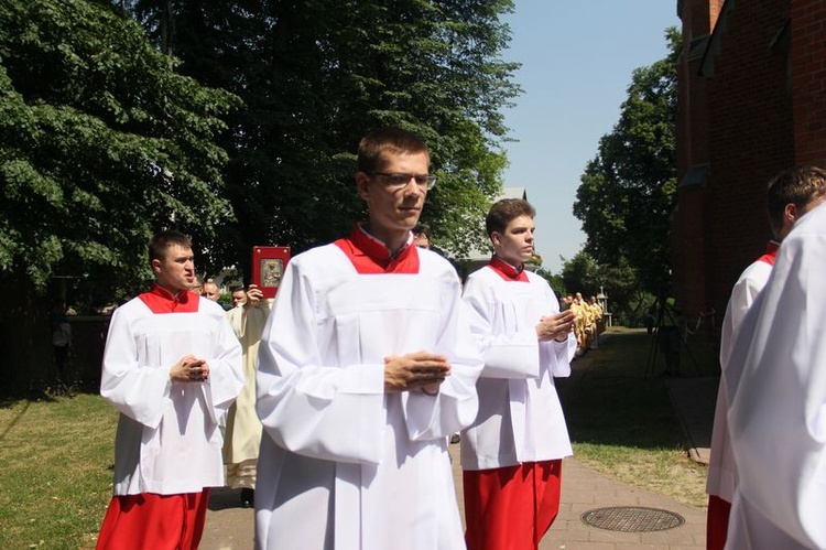 Pielgrzymka lektorów i ministrantów do Wąwolnicy