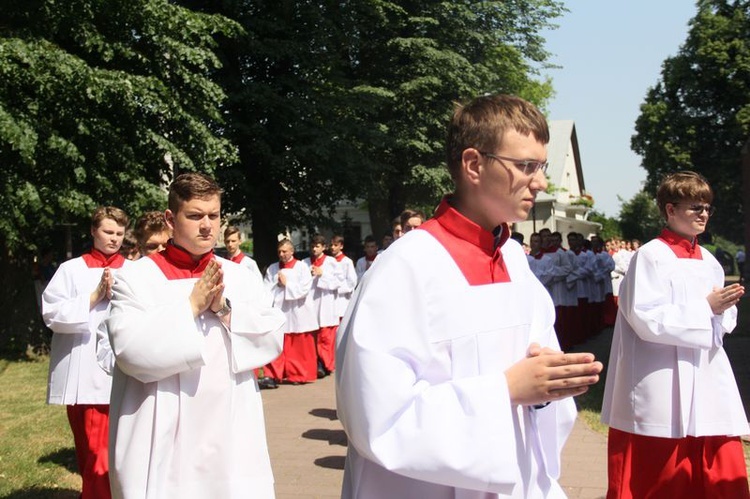 Pielgrzymka lektorów i ministrantów do Wąwolnicy