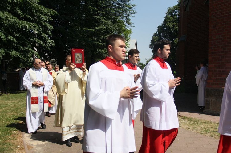 Pielgrzymka lektorów i ministrantów do Wąwolnicy